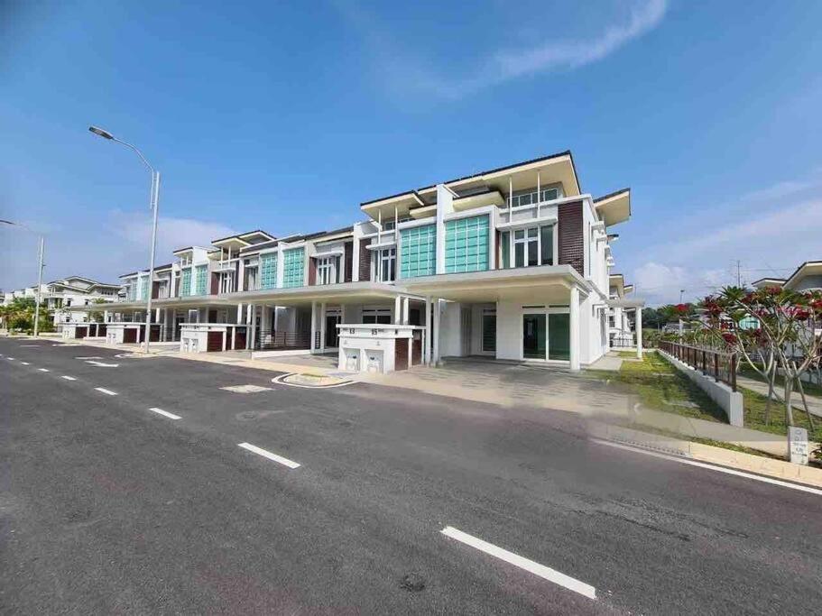 Luxury 2-Storey Terrace House Near Ioi City Mall Putrajaya Exterior photo
